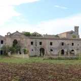 La facciata, preceduta da un atrio invaso dall'erba incolta, � di colore grigio ma presenta delle sfumature rosa visibili soprattutto attorno all'ingresso principale: quest'ultimo � affiancato sulla destra da due entrate minori che conducono al piano terra e sulla sinistra dalla sagoma della chiesa integrata al complesso